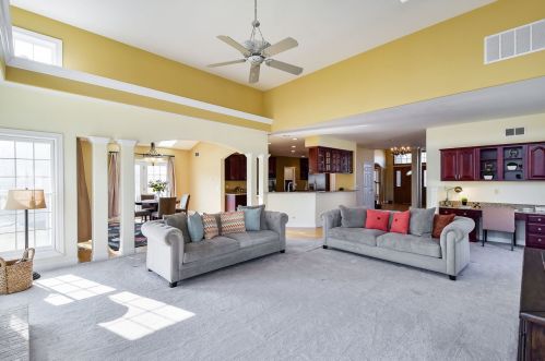 3833 Gladstone Dr, Naperville, IL 60565-1109