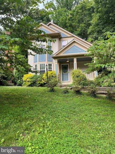 11964 Holly View Dr, Woodbridge, VA 22192-1040