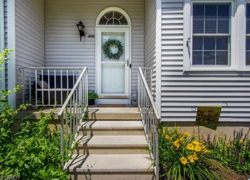 431 Chapman Ct, Hackettstown NJ  07840-1644 exterior