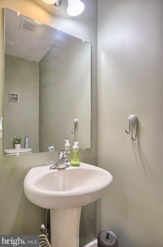 704 Winding Ln, Harrisburg, PA 17111-2358