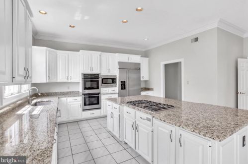 1111 Robindale Dr, Great Falls, VA 22066-1800