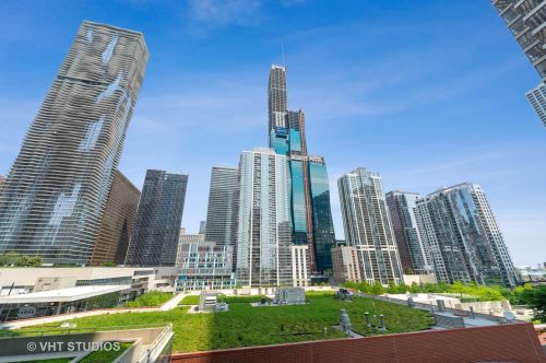 340 Randolph St, Chicago IL  60601-7618 exterior