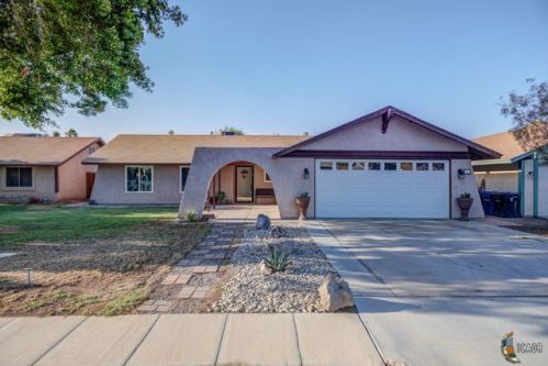 317 River Dr, Brawley, CA 92227-1445