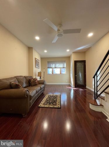 2421 Juniper St, Philadelphia, PA 19148-3519