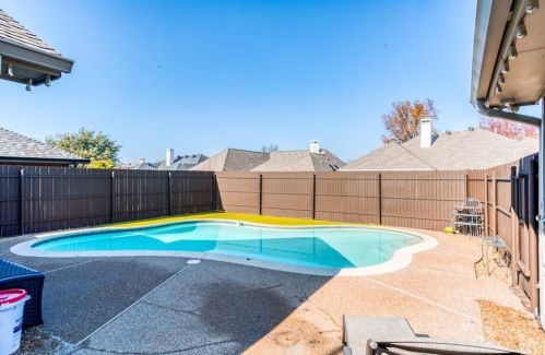 1309 Royal Palm Ln, Carrollton TX 75007-1035 exterior