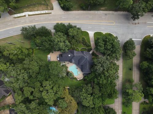 2 Wedgewood Blvd, Conroe TX  77304-1326 exterior