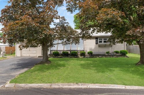 67 Knowles Dr, Warwick, RI 02888-3416
