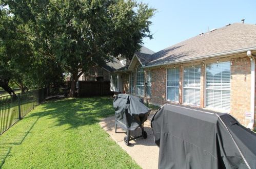 8652 Wellington Pt Dr, Irving TX 75063 exterior