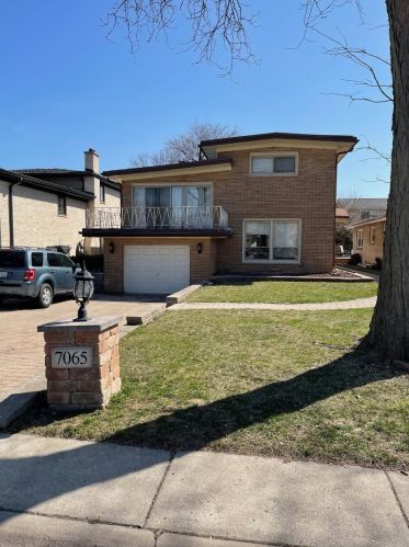 7065 Kilpatrick Ave, Chicago, IL 60712-2128