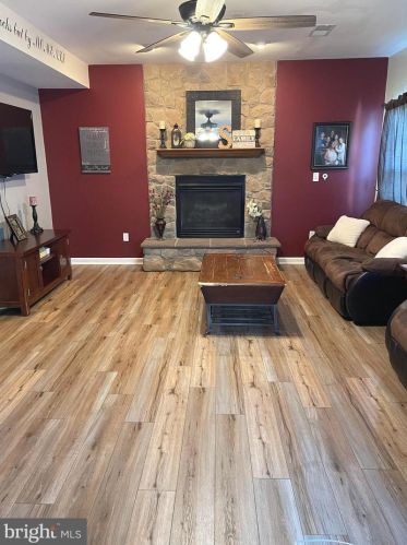 2258 Water Garden Dr, Hanover PA 17331-8319 exterior