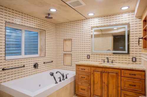 8641 Alta Cv Dr, Sandy UT 84093-1699 exterior