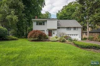 140 Downey Dr, Tenafly, NJ 07670-3006