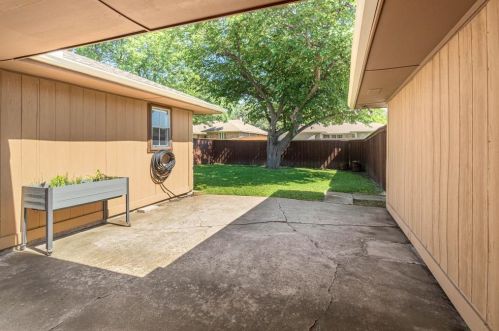 1917 Middle Gln Dr, Carrollton TX 75007-2418 exterior