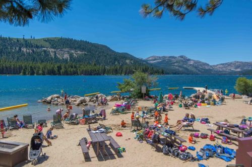 13610 Hillside Dr, Truckee CA  96161-6867 exterior