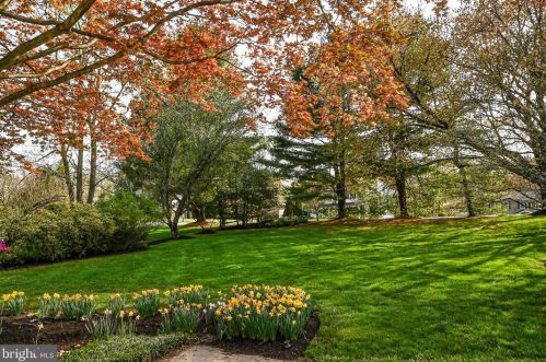 1021 Challedon Rd, Great Falls, VA 22066-1728
