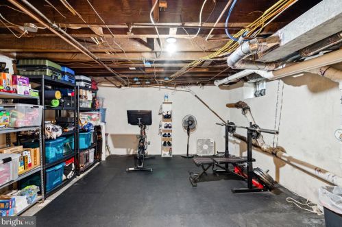 25 Gravers Ln, Philadelphia PA 19118-0041 exterior