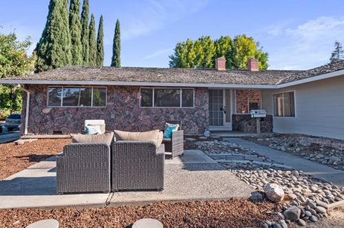 820 Cathedral Dr, Sunnyvale, CA 94087-3145