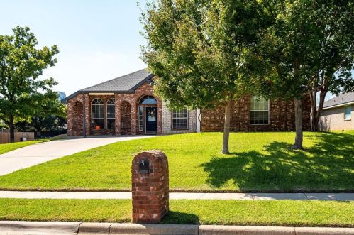 7601 Chasewood Dr, Fort Worth, TX 76182-7943