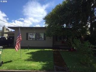 706 8th St, Newberg, OR 97132-3407