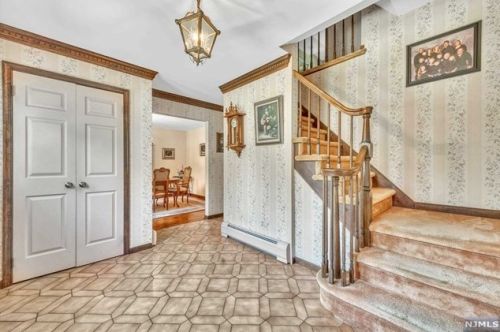 130 Greenway, Allendale, NJ 07401-1328