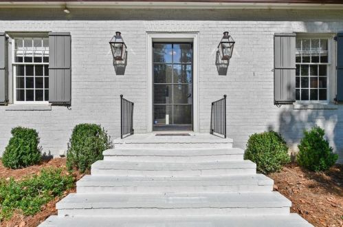 4238 Club Ln, Atlanta GA  30319-1140 exterior