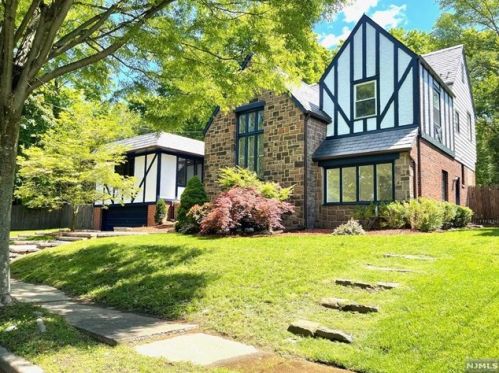 1057 Oakland Ct, Teaneck, NJ 07666-1802