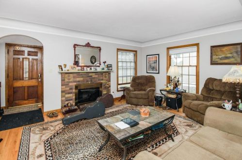 1155 Burnquist St, Saint Paul, MN 55106-2804