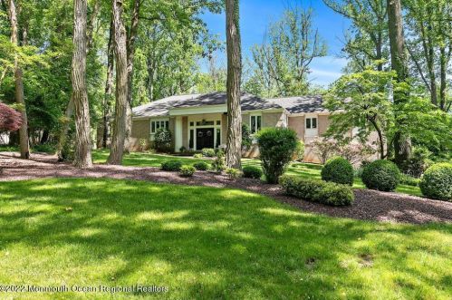 6 Seven Oaks Dr, Holmdel Village, NJ 07733-1925