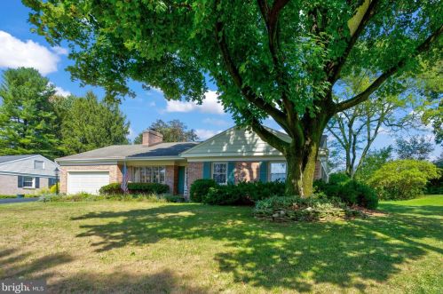 2113 Lyndell Dr, Lancaster PA  17601-5728 exterior