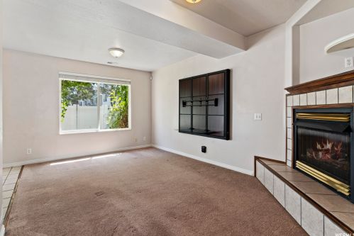 4812 1800, Roy, UT 84067-2902