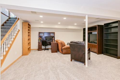 1033 Carlton Dr, Saint Paul MN  55126-8127 exterior