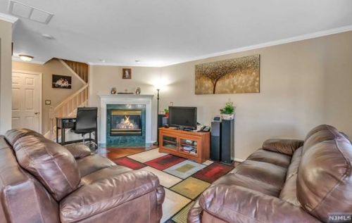 1016 Cumberland Ct, Mahwah, NJ 07430-1340
