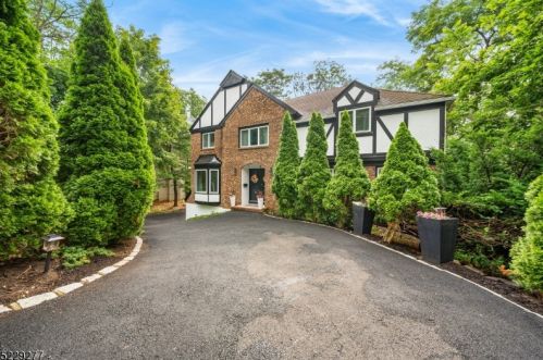 19 Underwood Dr, Town Center, NJ 07052-1309