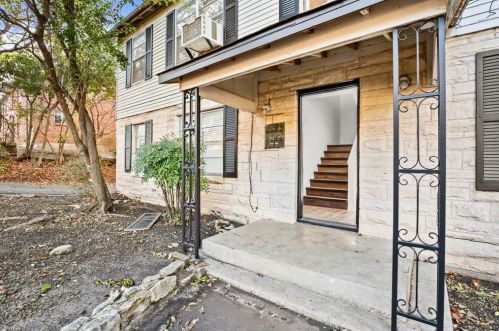 301 33rd St, Austin TX 78705-2413 exterior