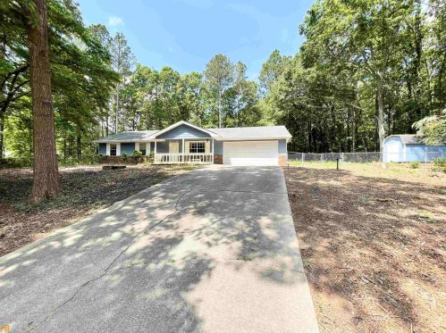 125 Country Woods Dr, Porterdale, GA 30016-4582