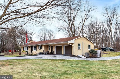 699 Barnstable Rd, Carlisle PA  17015-7425 exterior