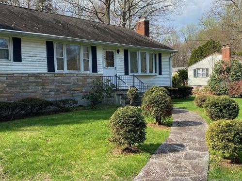 4 Pam Bar Dr, Huntington, CT 06484-3417