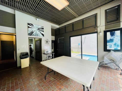 2100 Date St, Honolulu HI  96826-4033 exterior