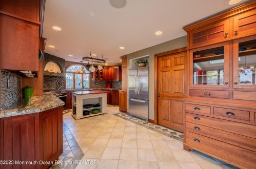 15 Hartshorne Pl, Middletown NJ  07748-2520 exterior