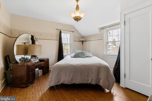 320 Chestnut St, Tavistock NJ 08033-1810 exterior