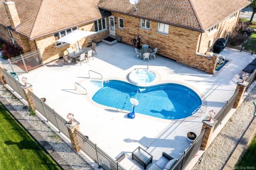 331 Ridgemoor Dr, Willowbrook IL  60527-5419 exterior