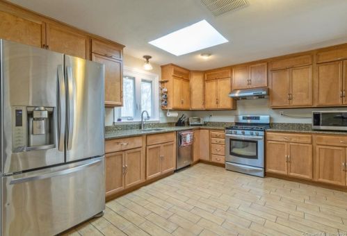 39 Stanley Dr, Glastonbury, CT 06033-2619