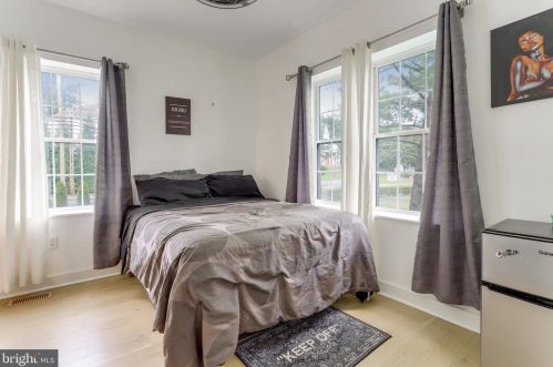 6803 Braddock Rd, Springfield VA  22151-3016 exterior