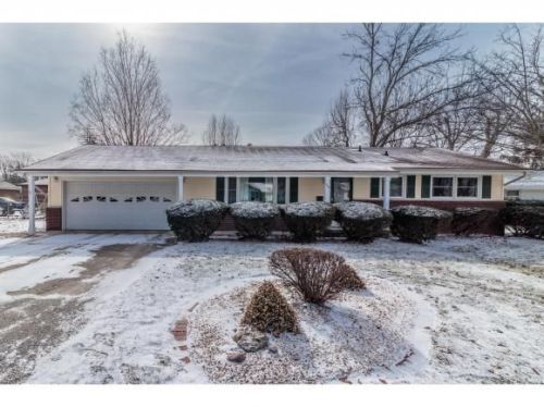 1808 Baker Dr, Charleston, IL 61920-3634