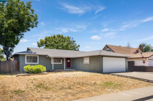 1042 Woodridge Dr, Vacaville, CA 95687-6440