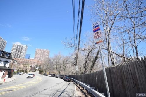 1454 River Rd, Edgewater NJ  07020-1555 exterior