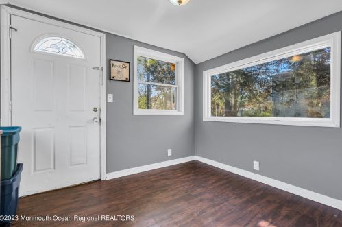 105 Lakewood Ave, Lakehurst, NJ 08759-1319