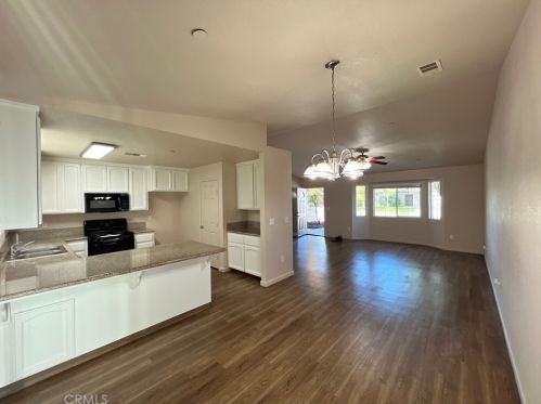 1959 Madison Dr, Madera, CA 93638-1792