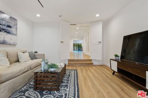 4951 Cedros Ave, Van Nuys CA  91403-1637 exterior