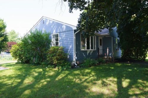 6 Michael Ln, Gales Ferry, CT 06339-1025